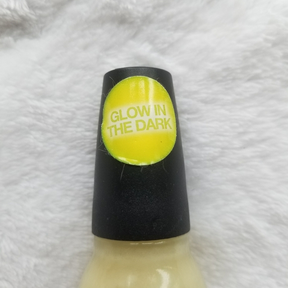 🍒 5/$20 new Sinful Colors Glow in the Dark Nail Color - Picture 4 of 5